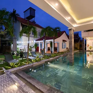 https://legend-charm-boutique.hotelsofhoian.com